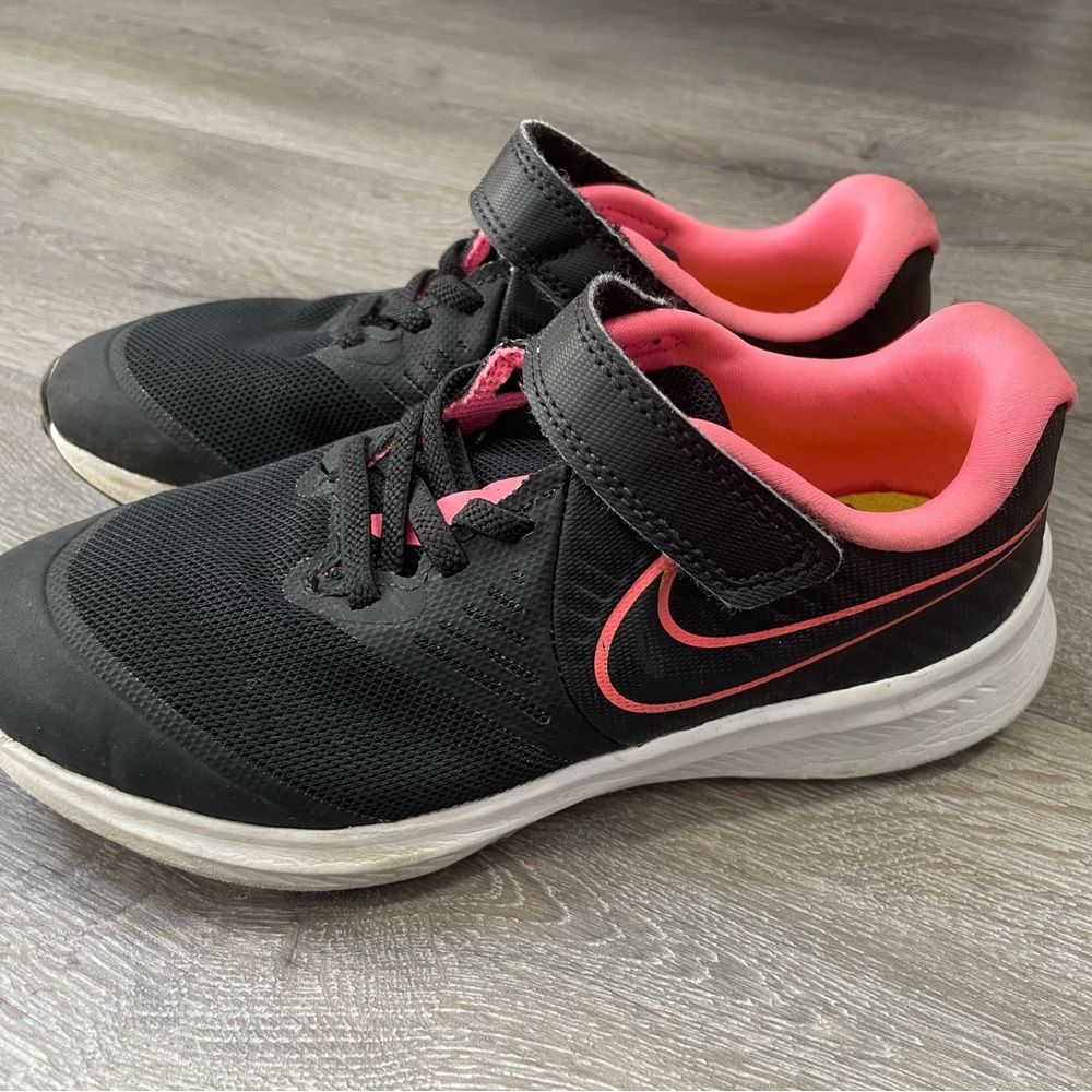 Nike Girls Black and Pink Athletic Sneakers
